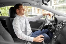Man in auto zakelijk